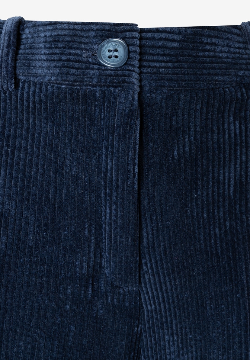 MORE & MORE Jeans aus elastischem Cord in Navy. Angenehmer Tragekomfort, softer Griff und eine Knopfleiste. MORE & MORE Jeans aus elastischem Cord in Navy. Angenehmer Tragekomfort, softer Griff und eine Knopfleiste.
