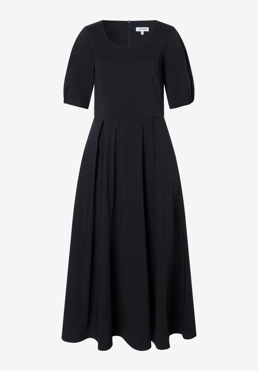 Ein schwarzes MORE & MORE Kleid mit kurzen Ärmeln und einem Rock in A-Linie. Ein schwarzes MORE & MORE Kleid mit kurzen Ärmeln und einem Rock in A-Linie.