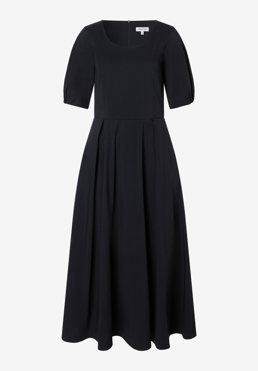Ein schwarzes MORE & MORE Kleid mit kurzen Ärmeln und einem Rock in A-Linie. Ein schwarzes MORE & MORE Kleid mit kurzen Ärmeln und einem Rock in A-Linie.