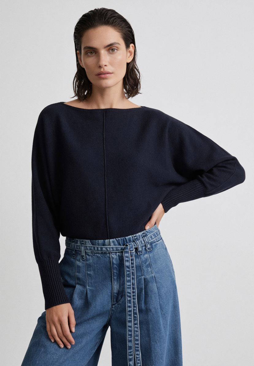 AI generated - MORE & MORE Feinstrick-Pullover in Marineblau, kombiniert mit blauen Jeans. Angenehmer Tragekomfort, hautfreundlich. AI generated - MORE & MORE Feinstrick-Pullover in Marineblau, kombiniert mit blauen Jeans. Angenehmer Tragekomfort, hautfreundlich.