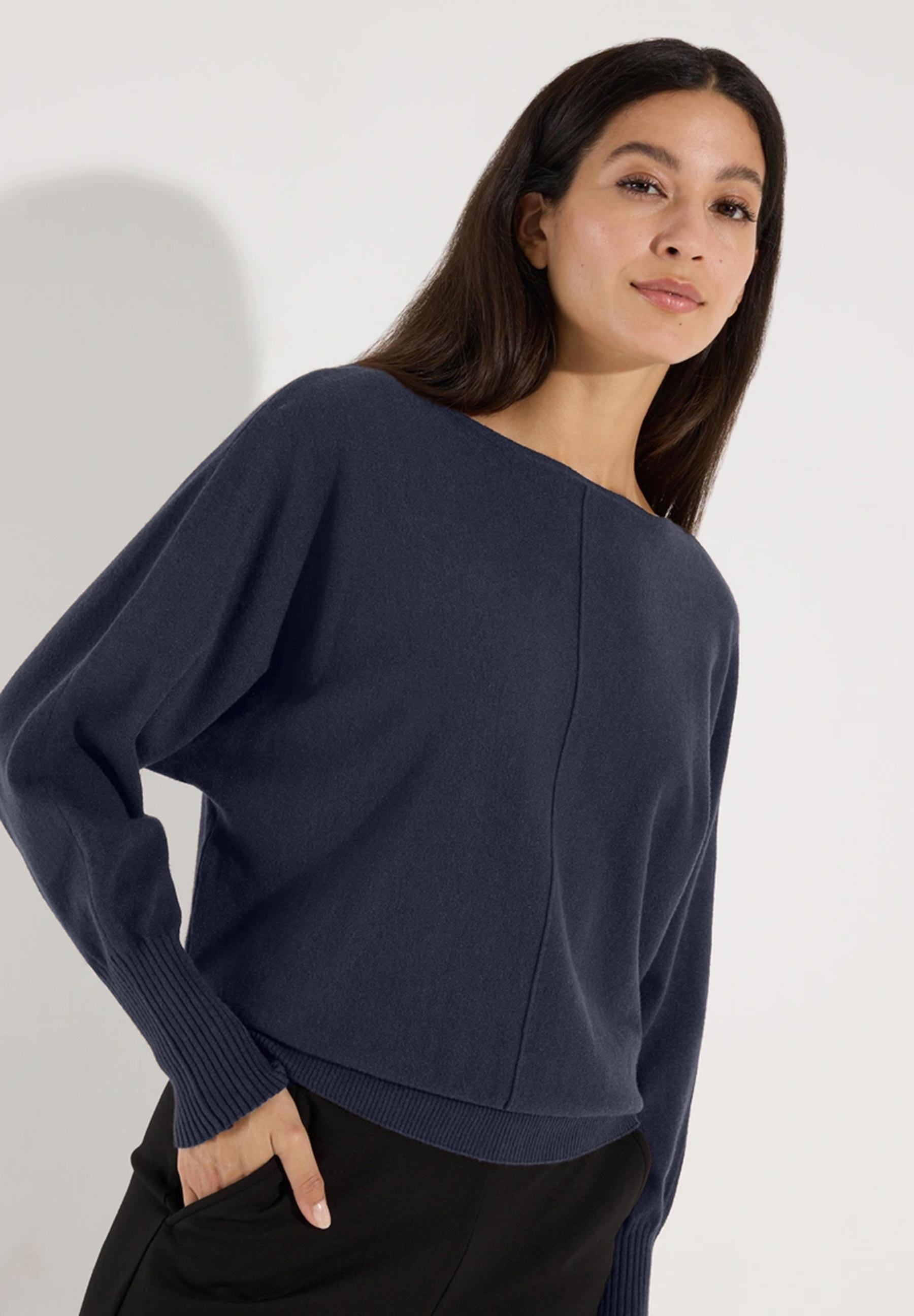 MORE & MORE Feinstrick-Pullover in Marineblau, locker fallend, mit U-Boot-Ausschnitt, kombiniert mit blauer Jeans