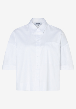 Eine weiße MORE & MORE Bluse mit kurzen Ärmeln und einer Knopfleiste. 