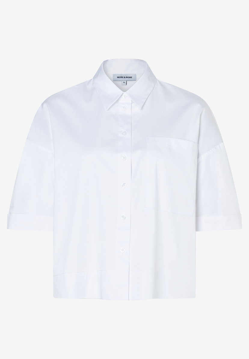 Eine weiße MORE & MORE Bluse mit kurzen Ärmeln und einer Knopfleiste. Eine weiße MORE & MORE Bluse mit kurzen Ärmeln und einer Knopfleiste.