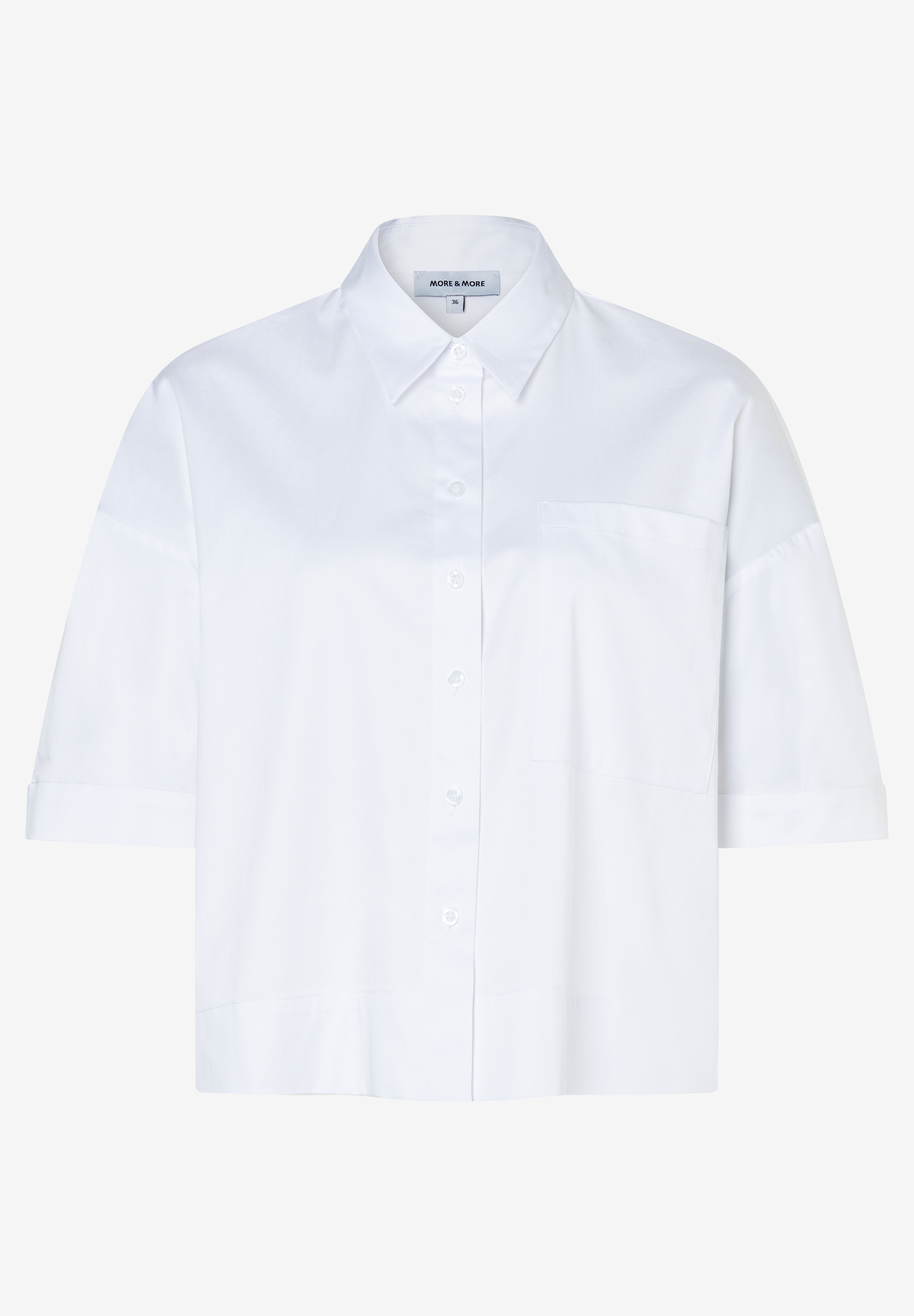MORE & MORE Bluse aus weißer Popeline, weitem Schnitt und halblangen, gekrempelten Ärmeln, vorne geknöpft. MORE & MORE Bluse aus weißer Popeline, weitem Schnitt und halblangen, gekrempelten Ärmeln, vorne geknöpft.