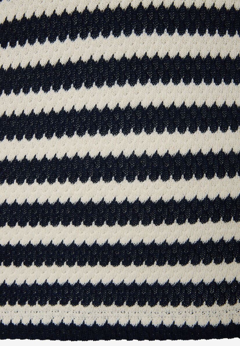 Detailaufnahme eines gestrickten MORE & MORE Oberteils mit blau-weißen Streifen. Detailaufnahme eines gestrickten MORE & MORE Oberteils mit blau-weißen Streifen.