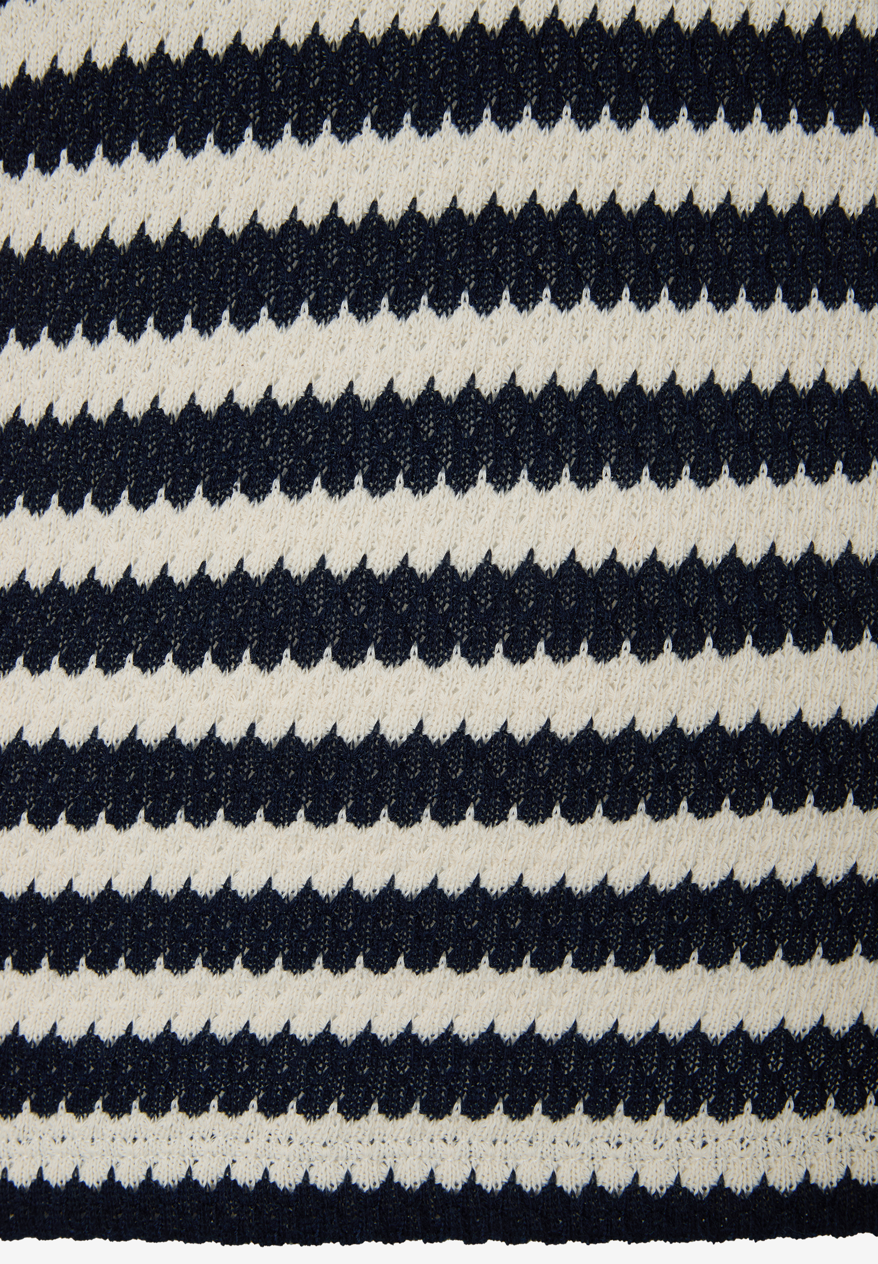 Detailaufnahme eines gestrickten MORE & MORE Oberteils mit blau-weißen Streifen. Detailaufnahme eines gestrickten MORE & MORE Oberteils mit blau-weißen Streifen.