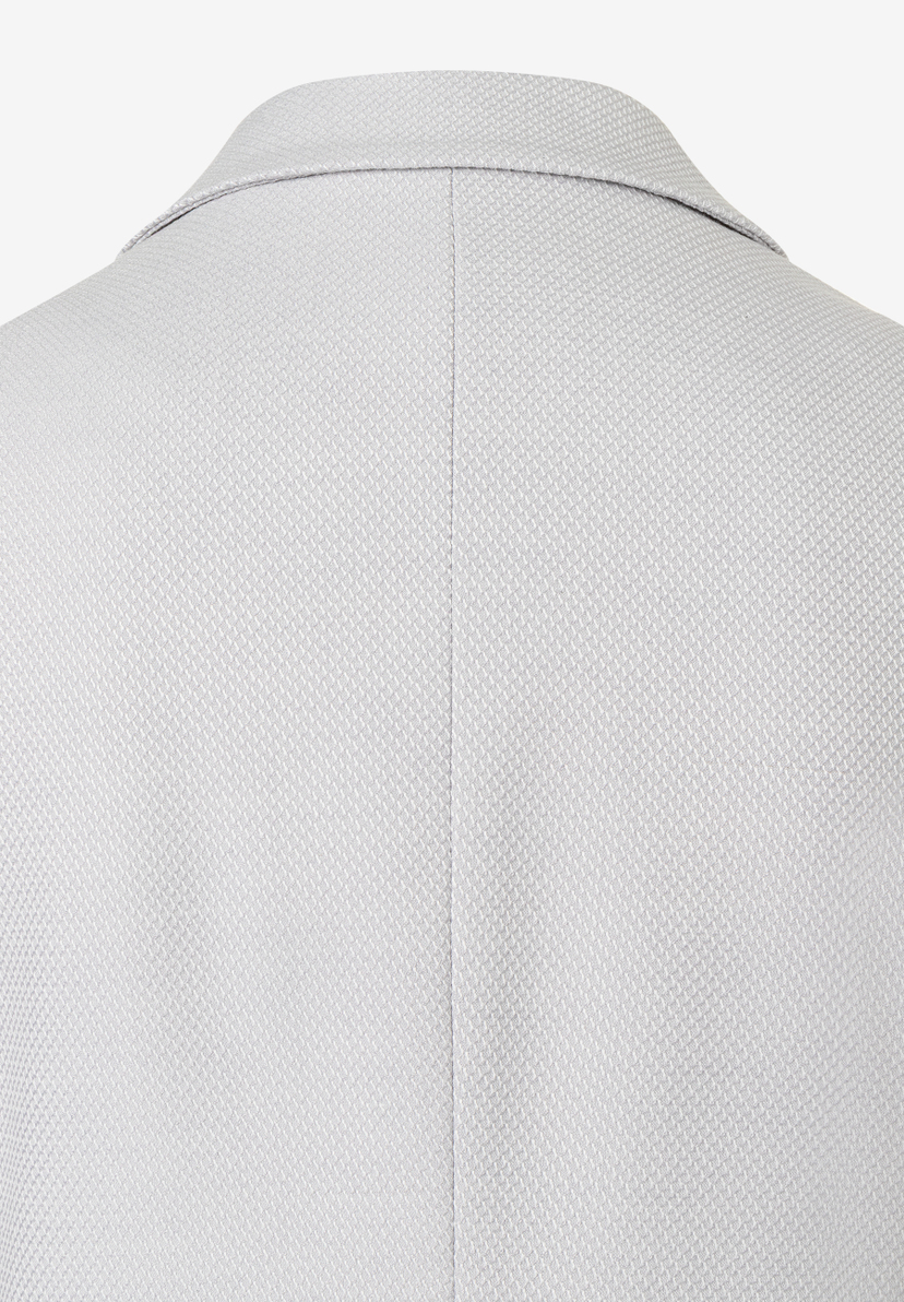 Detailansicht der Piqué-Rückenpartie eines MORE & MORE Blazers aus Stretch-Material, das eine feine Textur zeigt. Detailansicht der Piqué-Rückenpartie eines MORE & MORE Blazers aus Stretch-Material, das eine feine Textur zeigt.