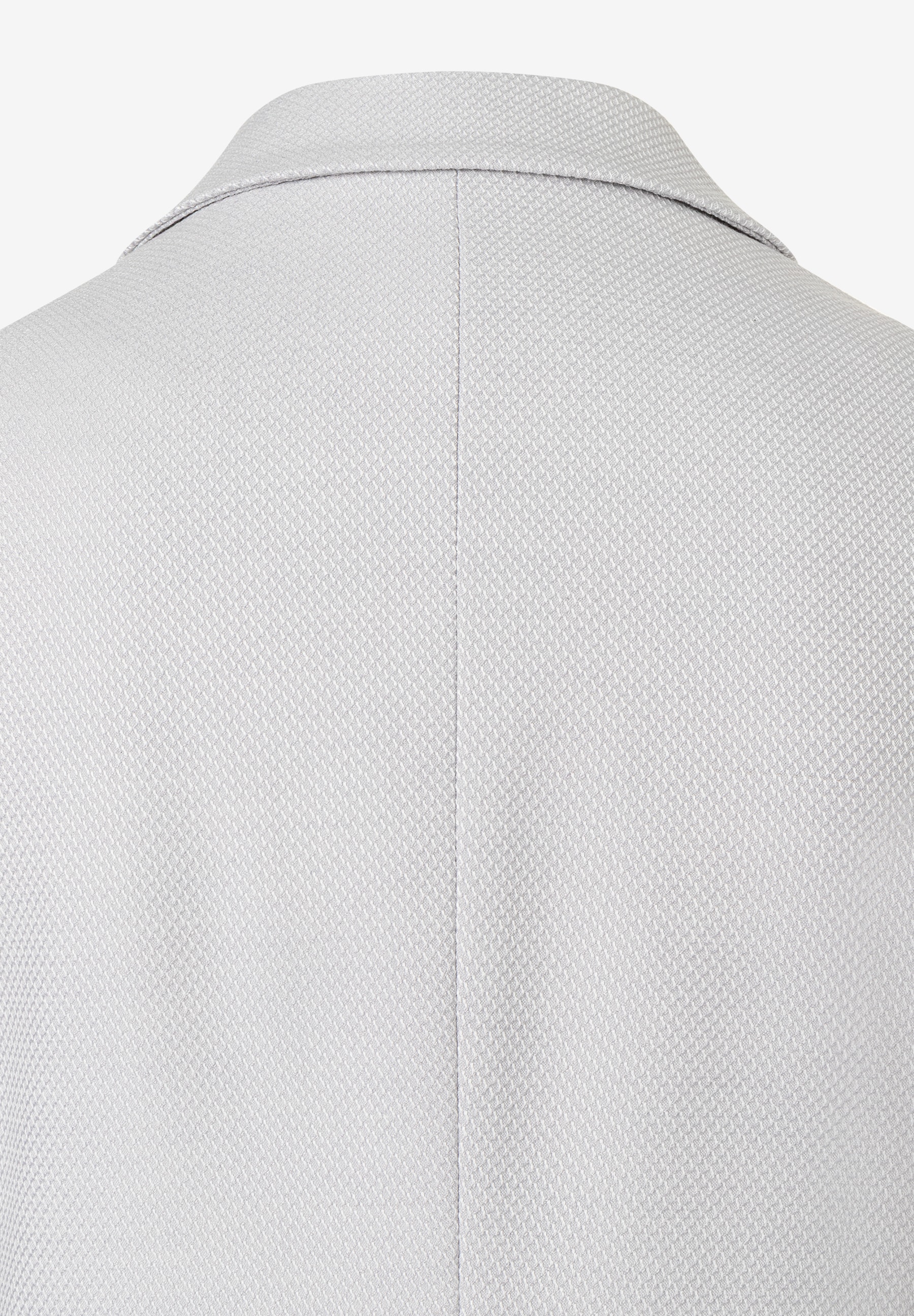 Detailansicht der Piqué-Rückenpartie eines MORE & MORE Blazers aus Stretch-Material, das eine feine Textur zeigt. Detailansicht der Piqué-Rückenpartie eines MORE & MORE Blazers aus Stretch-Material, das eine feine Textur zeigt.