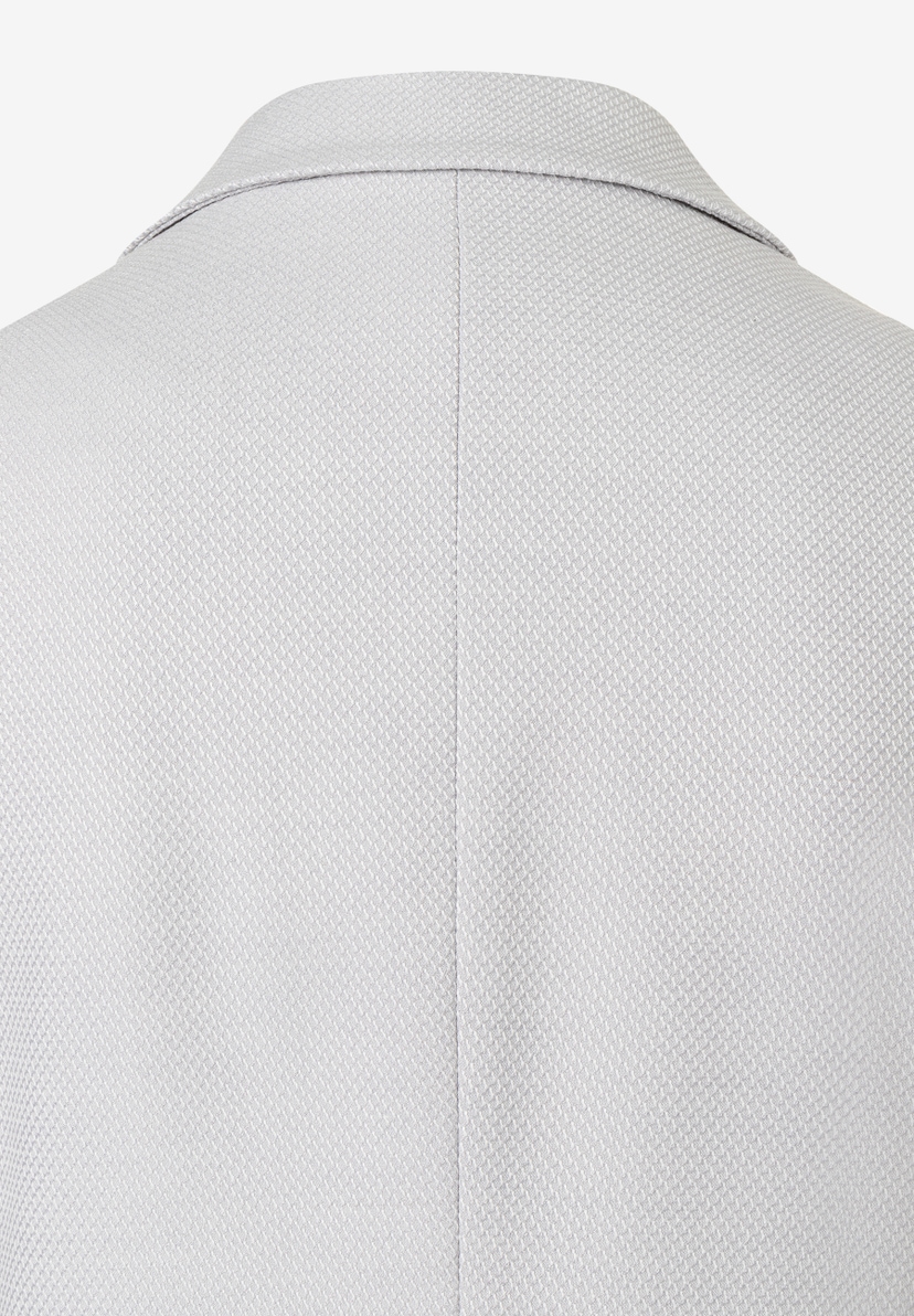 Detailansicht der Piqué-Rückenpartie eines MORE & MORE Blazers aus Stretch-Material, das eine feine Textur zeigt. Detailansicht der Piqué-Rückenpartie eines MORE & MORE Blazers aus Stretch-Material, das eine feine Textur zeigt.