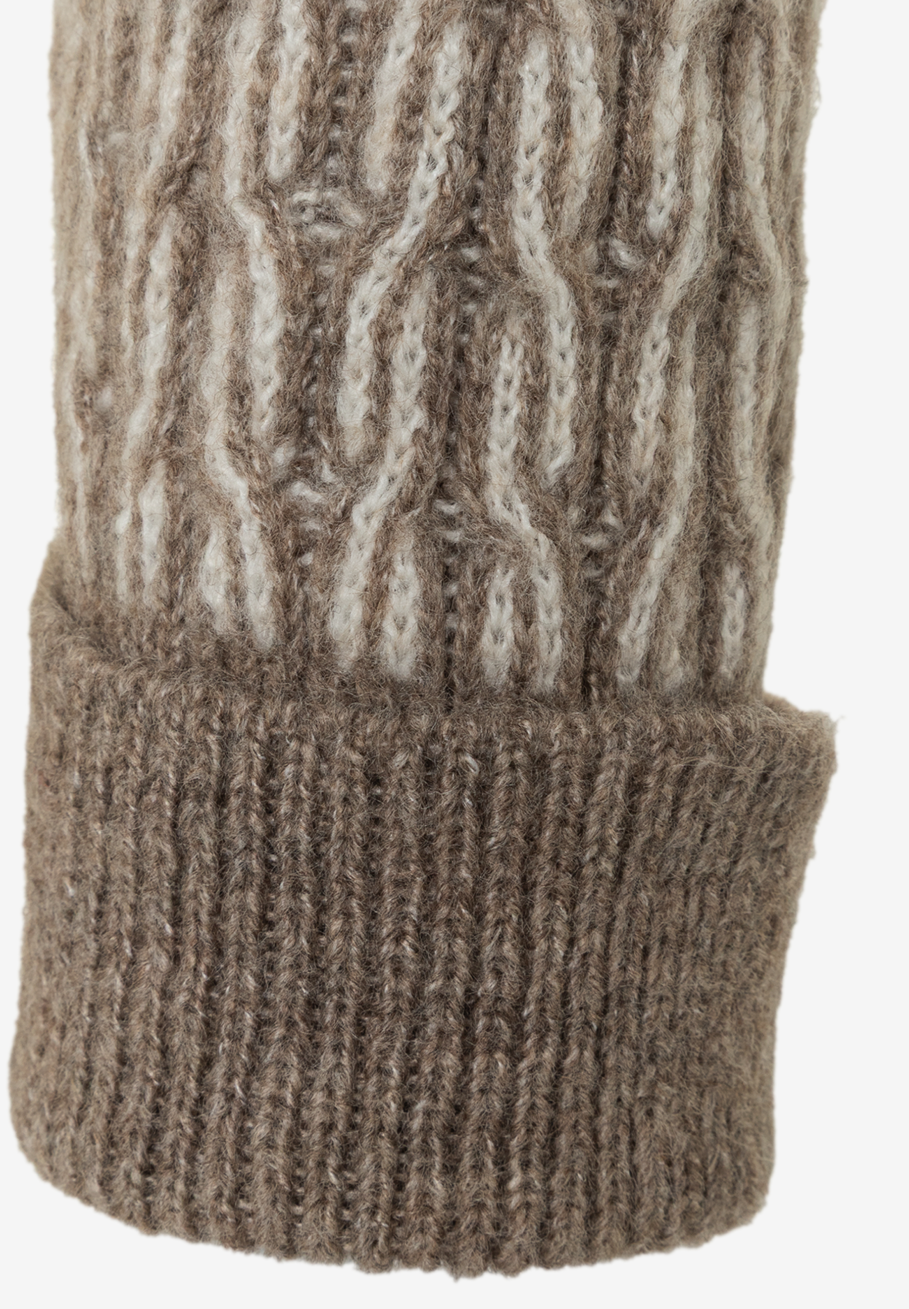 Detailaufnahme eines MORE & MORE Oberteils aus Jacquard-Strick mit Zopfmuster und Umschlag. Detailaufnahme eines MORE & MORE Oberteils aus Jacquard-Strick mit Zopfmuster und Umschlag.