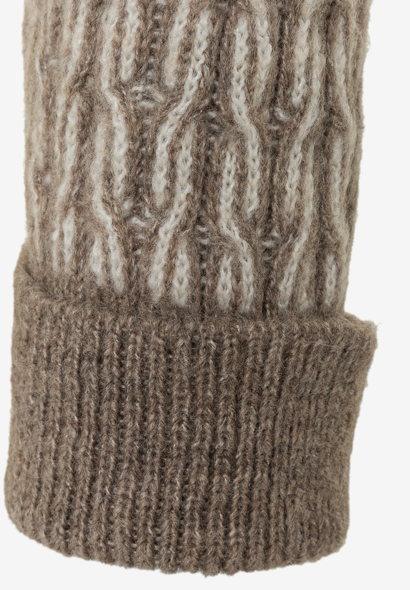 Detailaufnahme eines MORE & MORE Oberteils aus Jacquard-Strick mit Zopfmuster und Umschlag. Detailaufnahme eines MORE & MORE Oberteils aus Jacquard-Strick mit Zopfmuster und Umschlag.