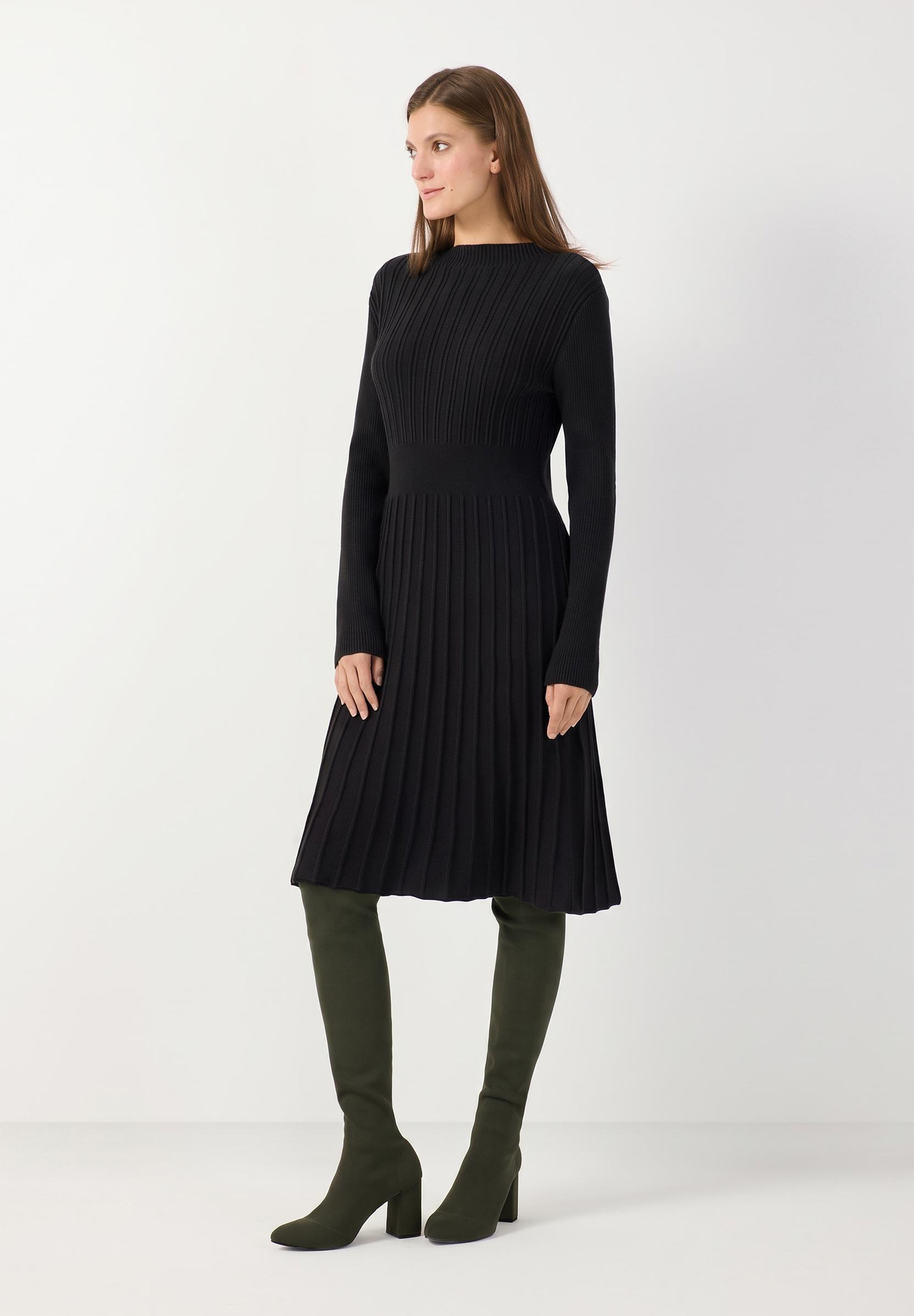 MORE & MORE Midikleid, schwarz, Rippstrick, Langarm, Faltenrock, schmale Taille, grüne Stiefel