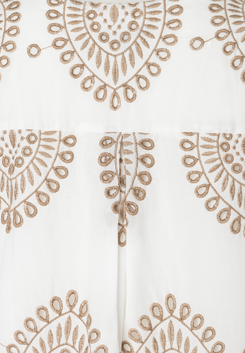 Nahaufnahme einer weißen MORE & MORE Bluse mit filigraner, goldfarbener Spitze. Baumwollmischung, angenehmer Tragekomfort. Nahaufnahme einer weißen MORE & MORE Bluse mit filigraner, goldfarbener Spitze. Baumwollmischung, angenehmer Tragekomfort.