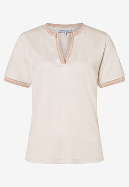 Ein MORE & MORE Jersey-Top mit V-Ausschnitt und kurzen Ärmeln in Ecru. Schmuckborte an Ausschnitt und Ärmeln.