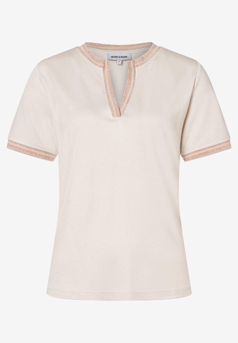 Ein MORE & MORE Jersey-Top mit V-Ausschnitt und kurzen Ärmeln in Ecru. Schmuckborte an Ausschnitt und Ärmeln. Ein MORE & MORE Jersey-Top mit V-Ausschnitt und kurzen Ärmeln in Ecru. Schmuckborte an Ausschnitt und Ärmeln.