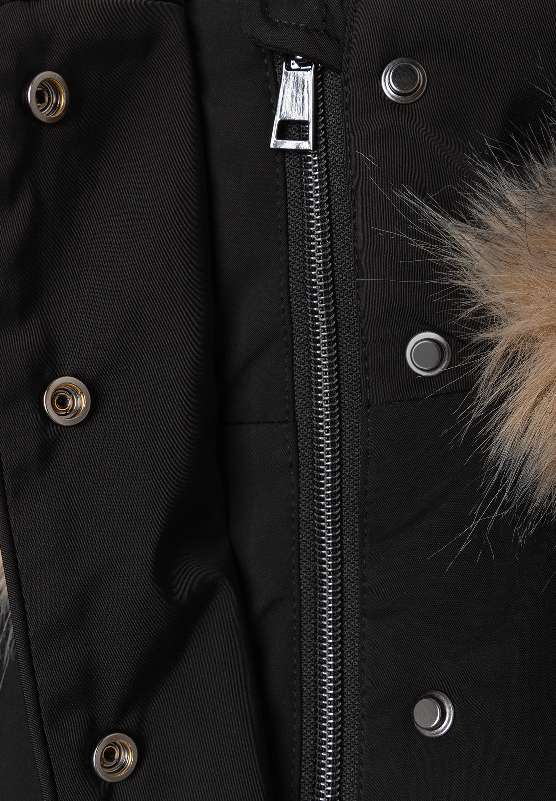 MORE & MORE schwarze Jacke mit silbernem Reißverschluss, Druckknöpfen und Pelzbesatz. MORE & MORE schwarze Jacke mit silbernem Reißverschluss, Druckknöpfen und Pelzbesatz.