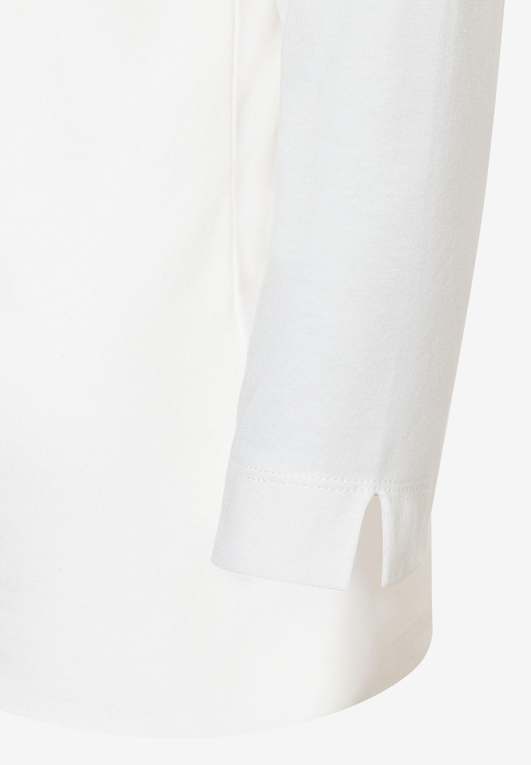Nahaufnahme eines weißen MORE & MORE Oberteils aus Jersey mit Ärmeldetail. Nahaufnahme eines weißen MORE & MORE Oberteils aus Jersey mit Ärmeldetail.