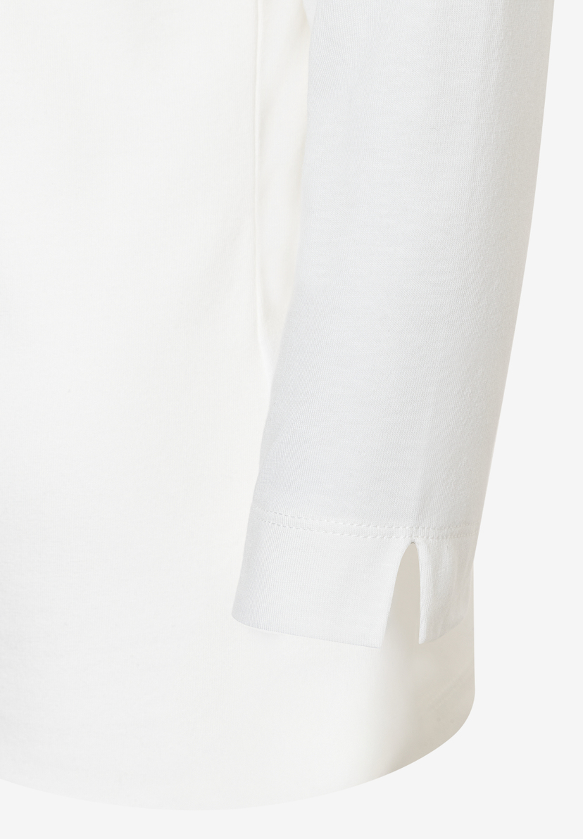 Nahaufnahme eines weißen MORE & MORE Oberteils aus Jersey mit Ärmeldetail. Nahaufnahme eines weißen MORE & MORE Oberteils aus Jersey mit Ärmeldetail.