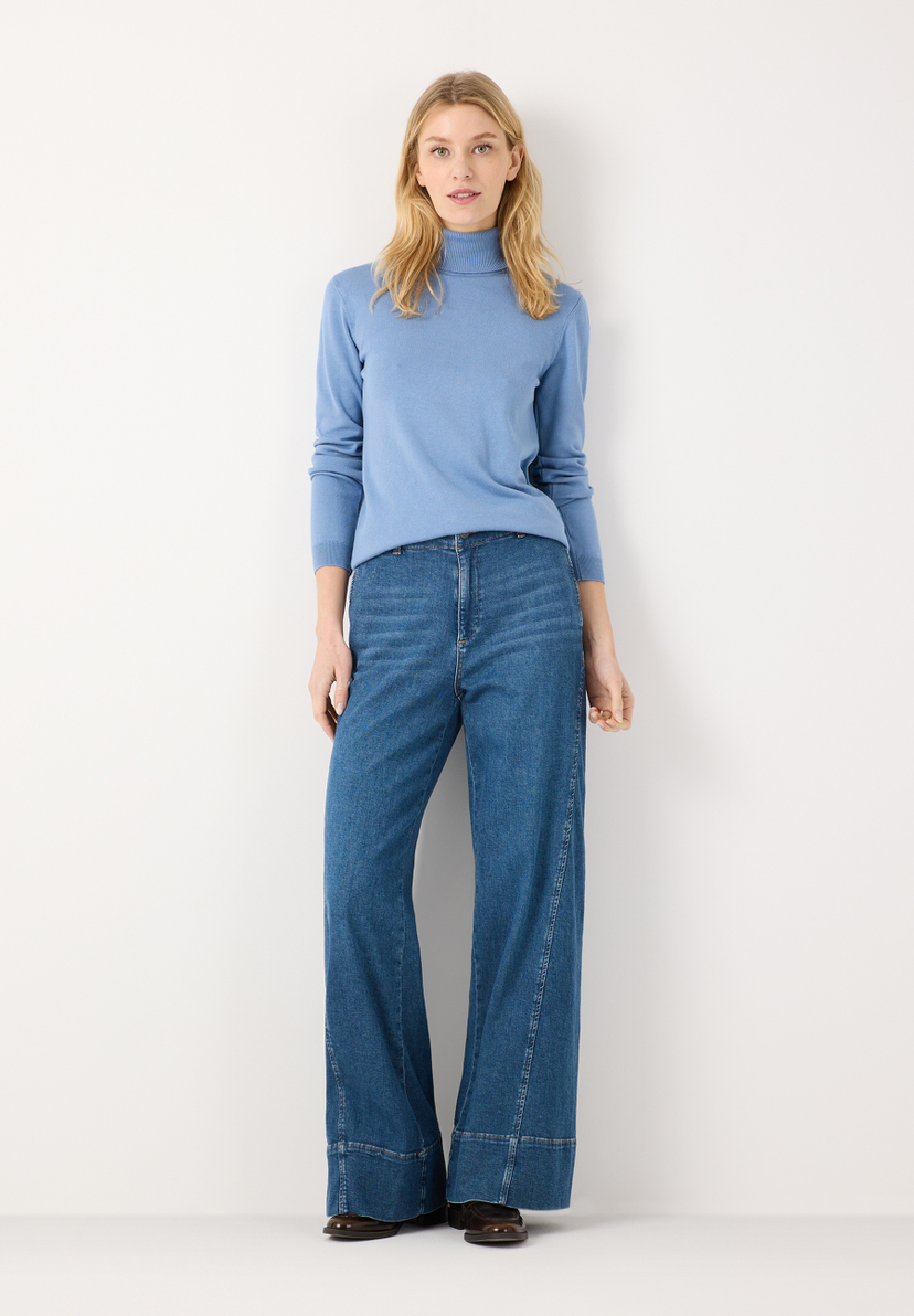 MORE & MORE Jeans: Helle Jeans mit weitem Bein und hellem Rollkragenpullover vor weißem Hintergrund.