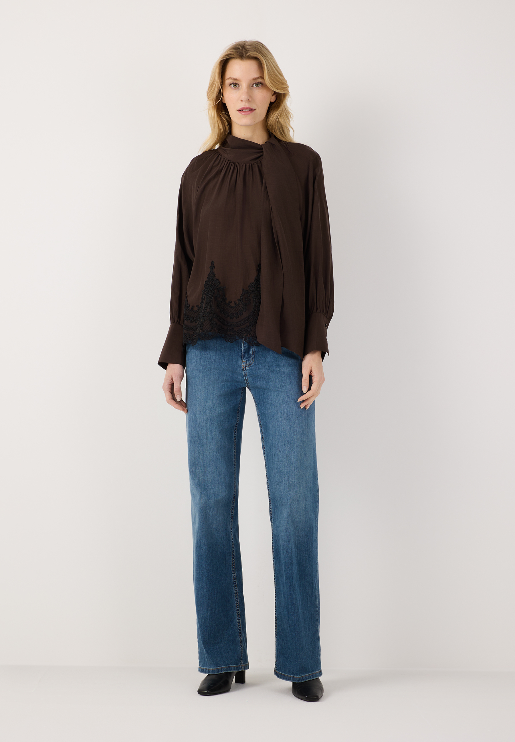 MORE & MORE Bluse: Dunkelbraune Bluse mit Bindedetail am Kragen & schwarzer Spitze am Saum
