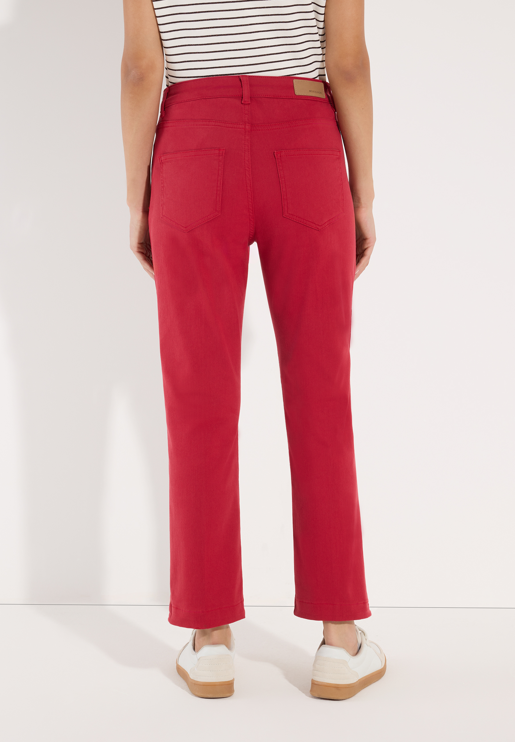 MORE & MORE Damen-Jeans aus rotem, elastischem Denim. Sie hat Gürtelschlaufen, Gesäßtaschen und ist knöchellang. MORE & MORE Damen-Jeans aus rotem, elastischem Denim. Sie hat Gürtelschlaufen, Gesäßtaschen und ist knöchellang.