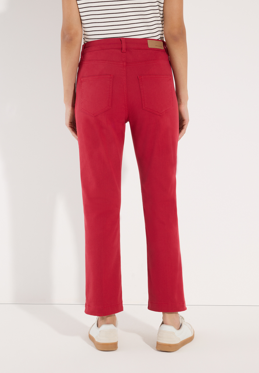 MORE & MORE Damen-Jeans aus rotem, elastischem Denim. Sie hat Gürtelschlaufen, Gesäßtaschen und ist knöchellang. MORE & MORE Damen-Jeans aus rotem, elastischem Denim. Sie hat Gürtelschlaufen, Gesäßtaschen und ist knöchellang.