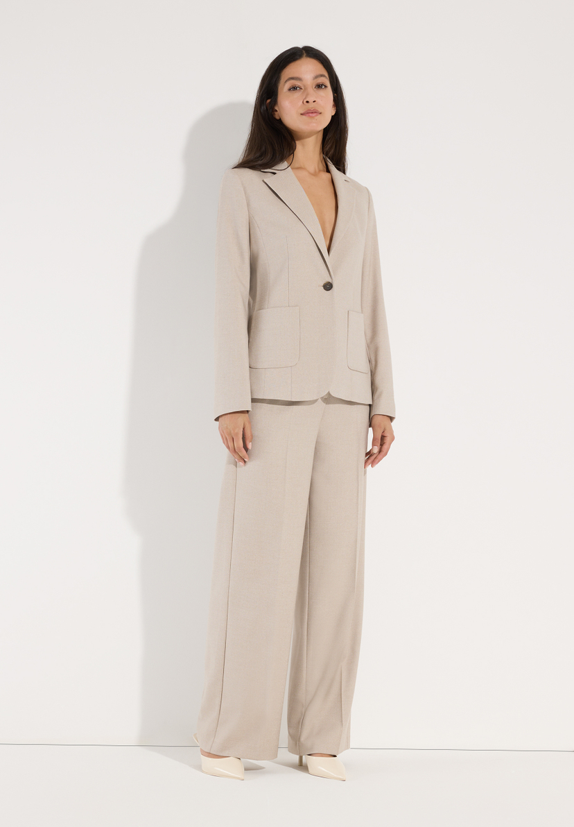 MORE & MORE Blazer Webware in Beige getragen von einem Model vor hellem Hintergrund. Die Hose hat einen weiten Schnitt. MORE & MORE Blazer Webware in Beige getragen von einem Model vor hellem Hintergrund. Die Hose hat einen weiten Schnitt.