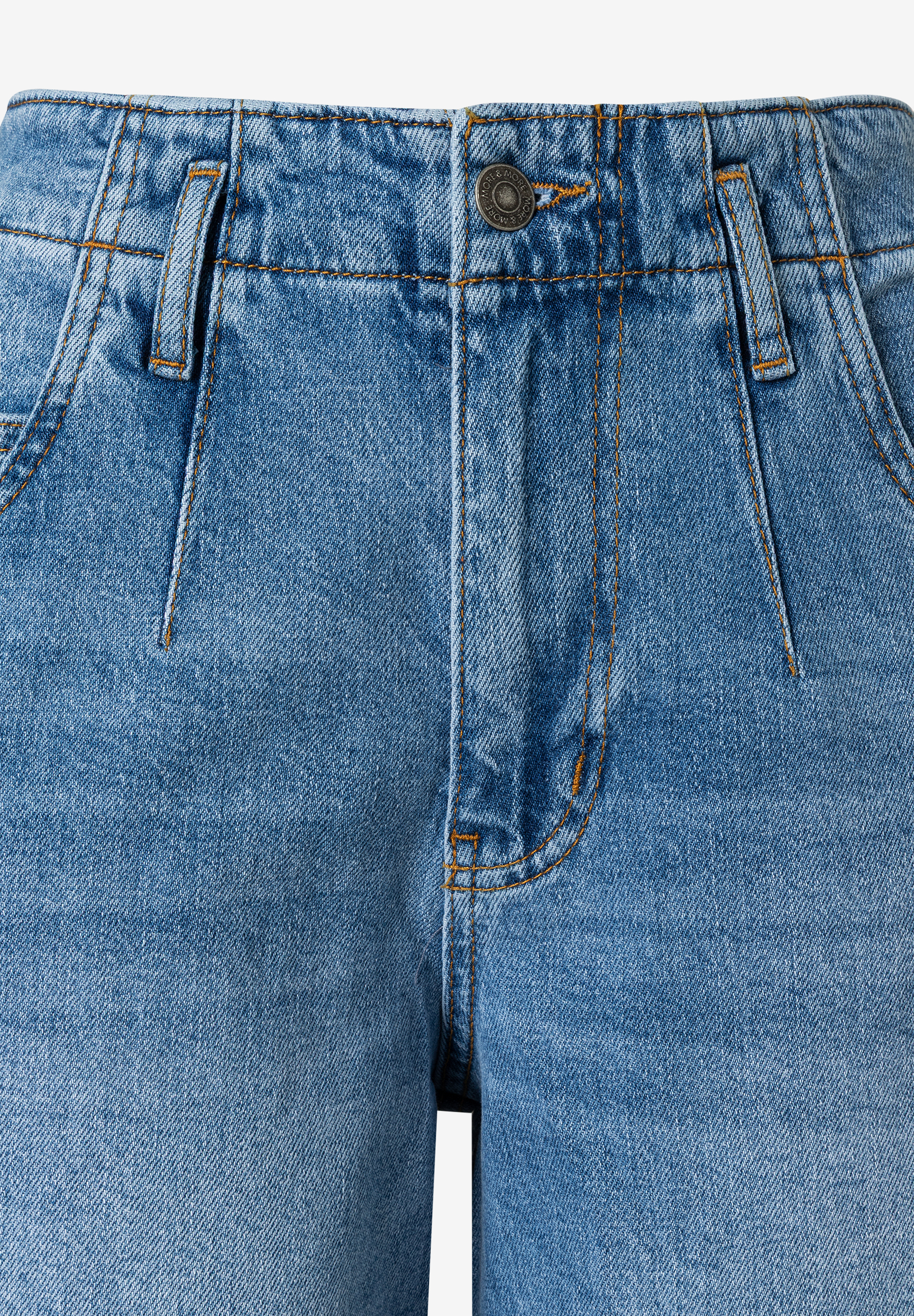 MORE & MORE Damen-Jeans in hellem Denim-Blau mit orangen Nähten, silbernem Knopf. Close-up des Oberteils. MORE & MORE Damen-Jeans in hellem Denim-Blau mit orangen Nähten, silbernem Knopf. Close-up des Oberteils.