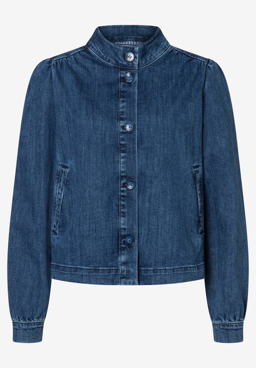 Die blaue Jeansjacke von MORE & MORE hat einen Stehkragen und Knöpfe. Der Stoff ist elastisch und bietet angenehmen Tragekomfort. Die blaue Jeansjacke von MORE & MORE hat einen Stehkragen und Knöpfe. Der Stoff ist elastisch und bietet angenehmen Tragekomfort.