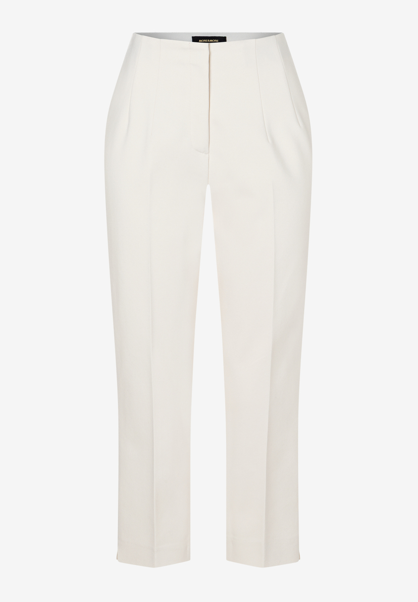 Eine MORE & MORE Stoffhose aus Baumwollmischung in hellem Beige.