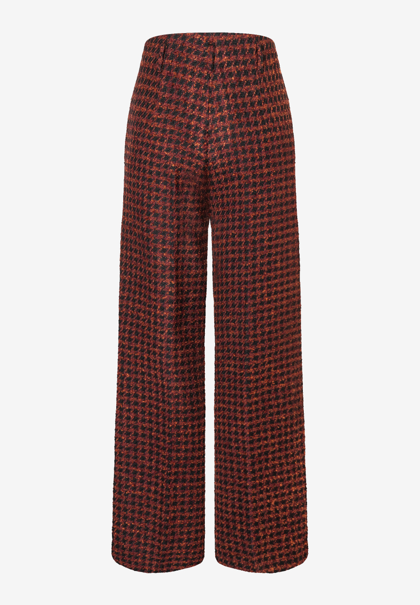 Eine Hose aus Bouclé-Webware von MORE & MORE in Rostrot und Schwarz mit weitem Bein. Eine Hose aus Bouclé-Webware von MORE & MORE in Rostrot und Schwarz mit weitem Bein.
