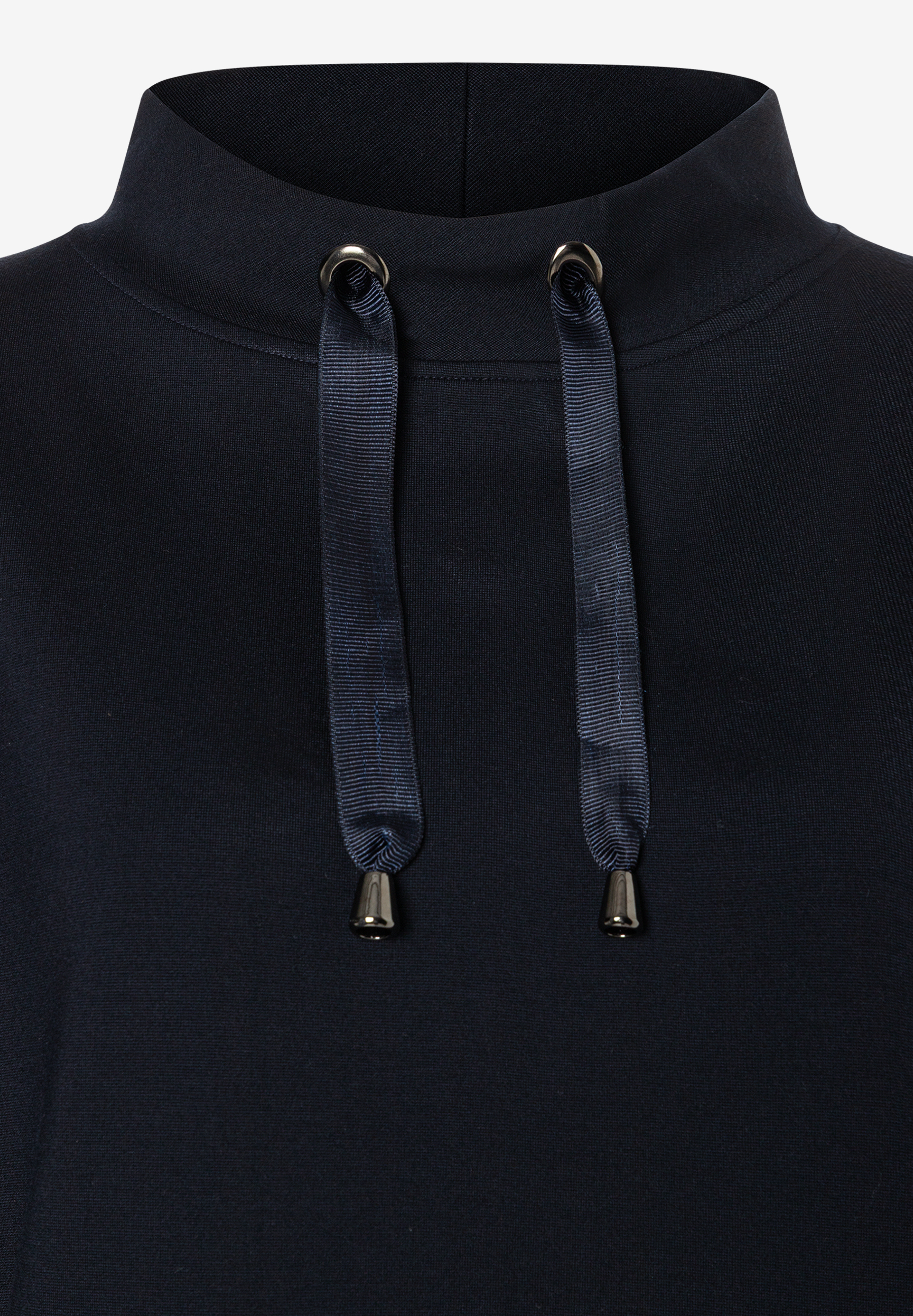 MORE & MORE dunkelblauer Sweatshirt mit hohem Kragen und zwei glänzenden Metallösen, durch die Bänder mit Metallenden verlaufen.