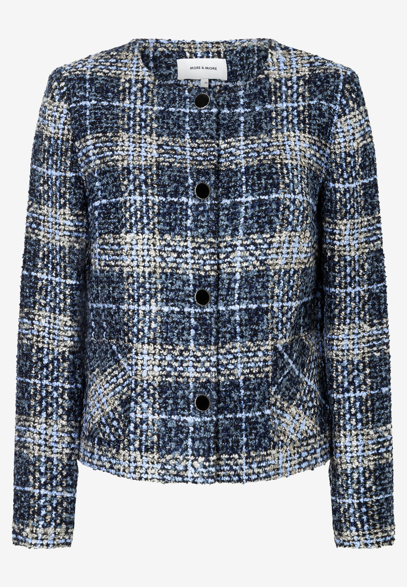 Eine MORE & MORE Bouclé-Jacke mit blauem Karomuster und schwarzen Knöpfen. Eine MORE & MORE Bouclé-Jacke mit blauem Karomuster und schwarzen Knöpfen.