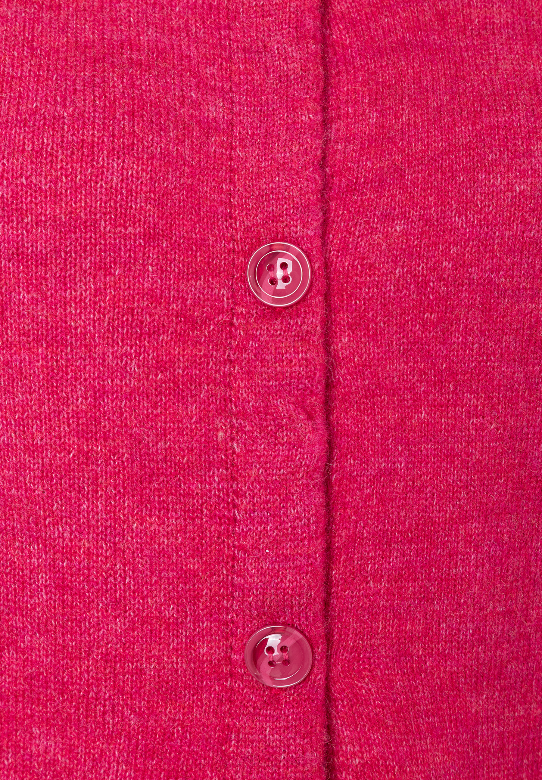Nahaufnahme eines pinkfarbenen Strickoberteils von MORE & MORE mit Knöpfen. Nahaufnahme eines pinkfarbenen Strickoberteils von MORE & MORE mit Knöpfen.