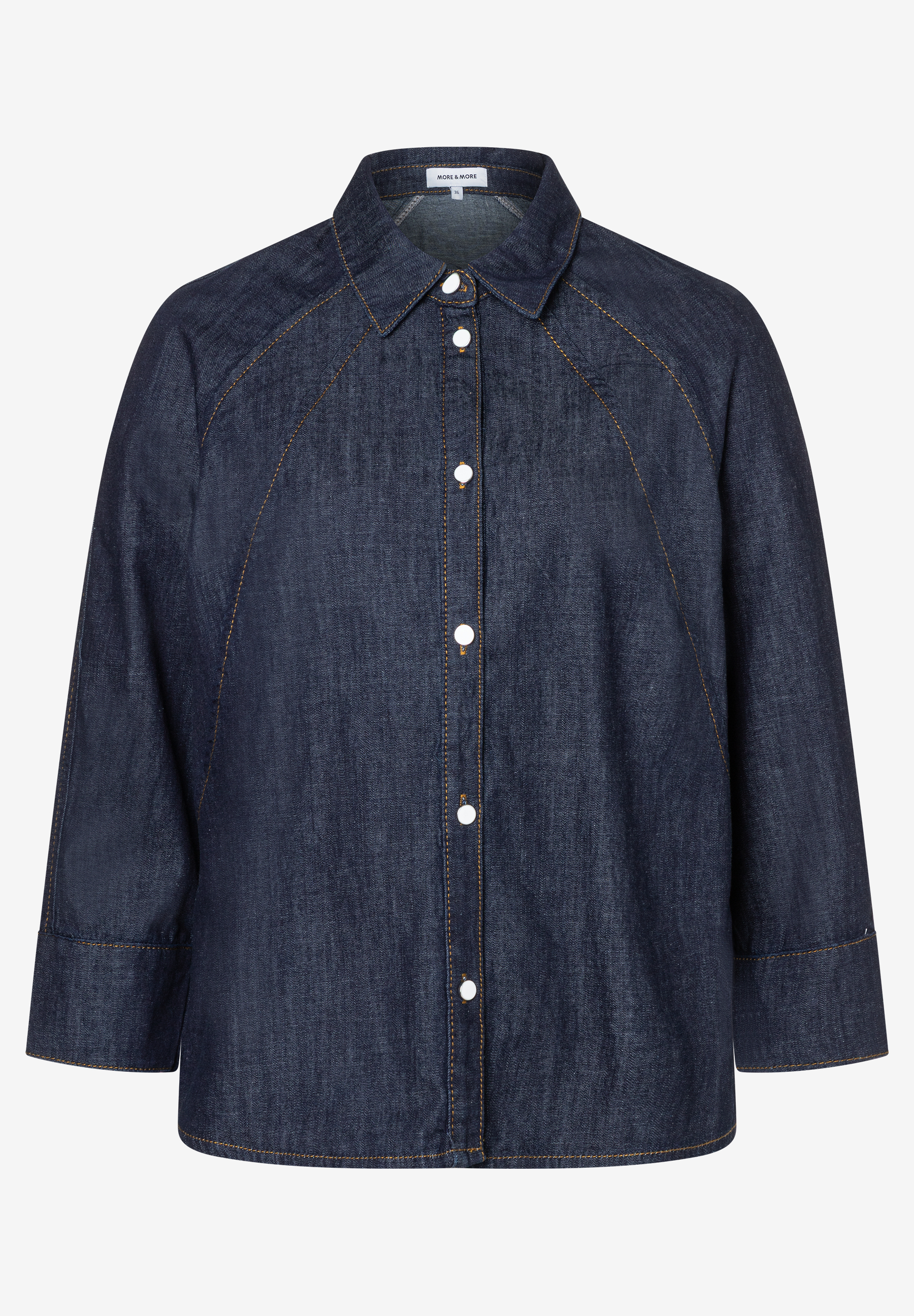 Eine MORE & MORE Jeansbluse mit hellen Knöpfen und Dreiviertelärmeln. Eine MORE & MORE Jeansbluse mit hellen Knöpfen und Dreiviertelärmeln.