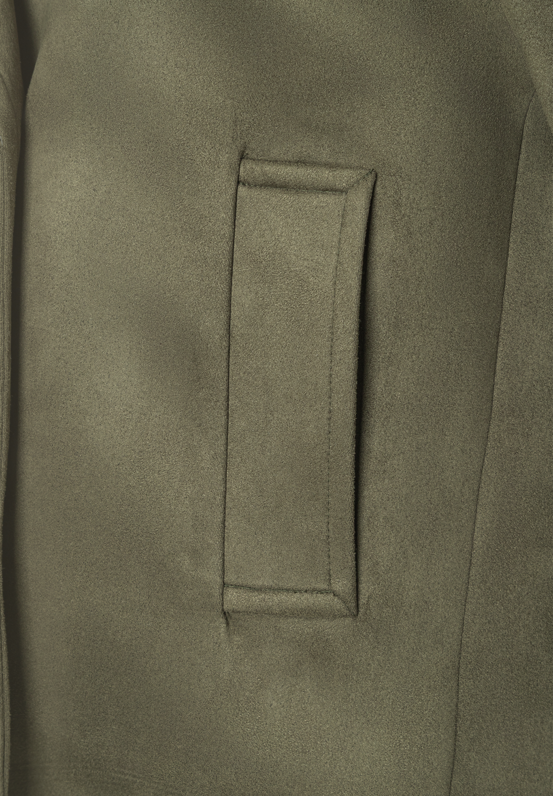 Nahaufnahme eines MORE & MORE Oberteils aus Kunstleder mit softer Oberfläche und aufgesetzter Tasche. Nahaufnahme eines MORE & MORE Oberteils aus Kunstleder mit softer Oberfläche und aufgesetzter Tasche.