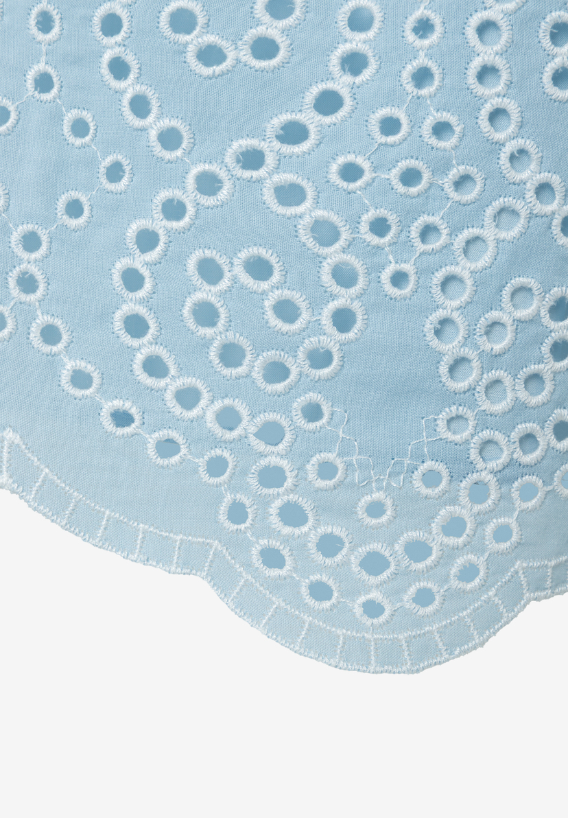 Nahaufnahme einer MORE & MORE Bluse mit feiner, weißer Spitze auf hellblauem Grund. 