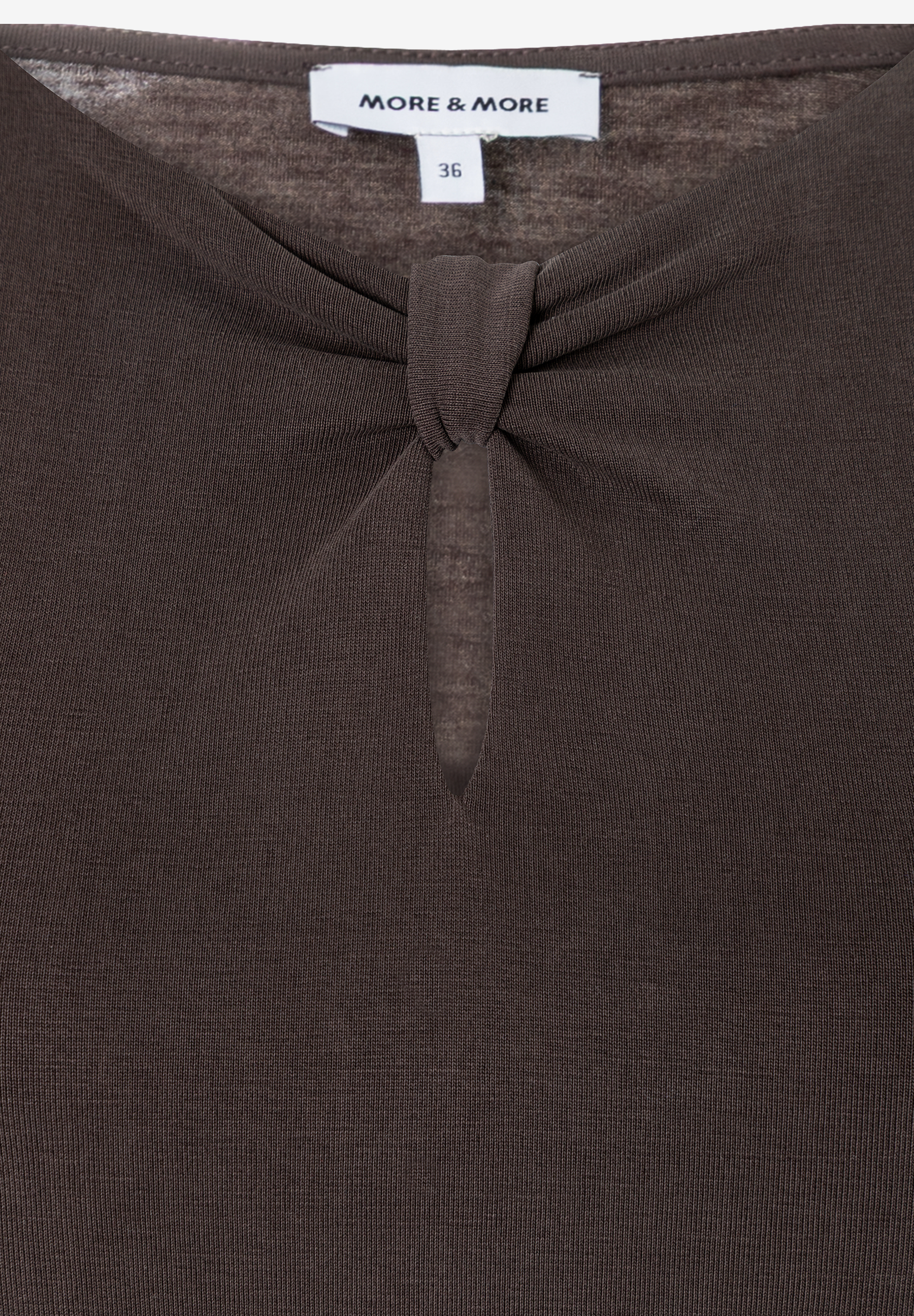 MORE & MORE Jersey-Oberteil in Braun. Enganliegendes Shirt mit elegantem Knoten und Cut-Out unter dem Rundhalsausschnitt. MORE & MORE Jersey-Oberteil in Braun. Enganliegendes Shirt mit elegantem Knoten und Cut-Out unter dem Rundhalsausschnitt.