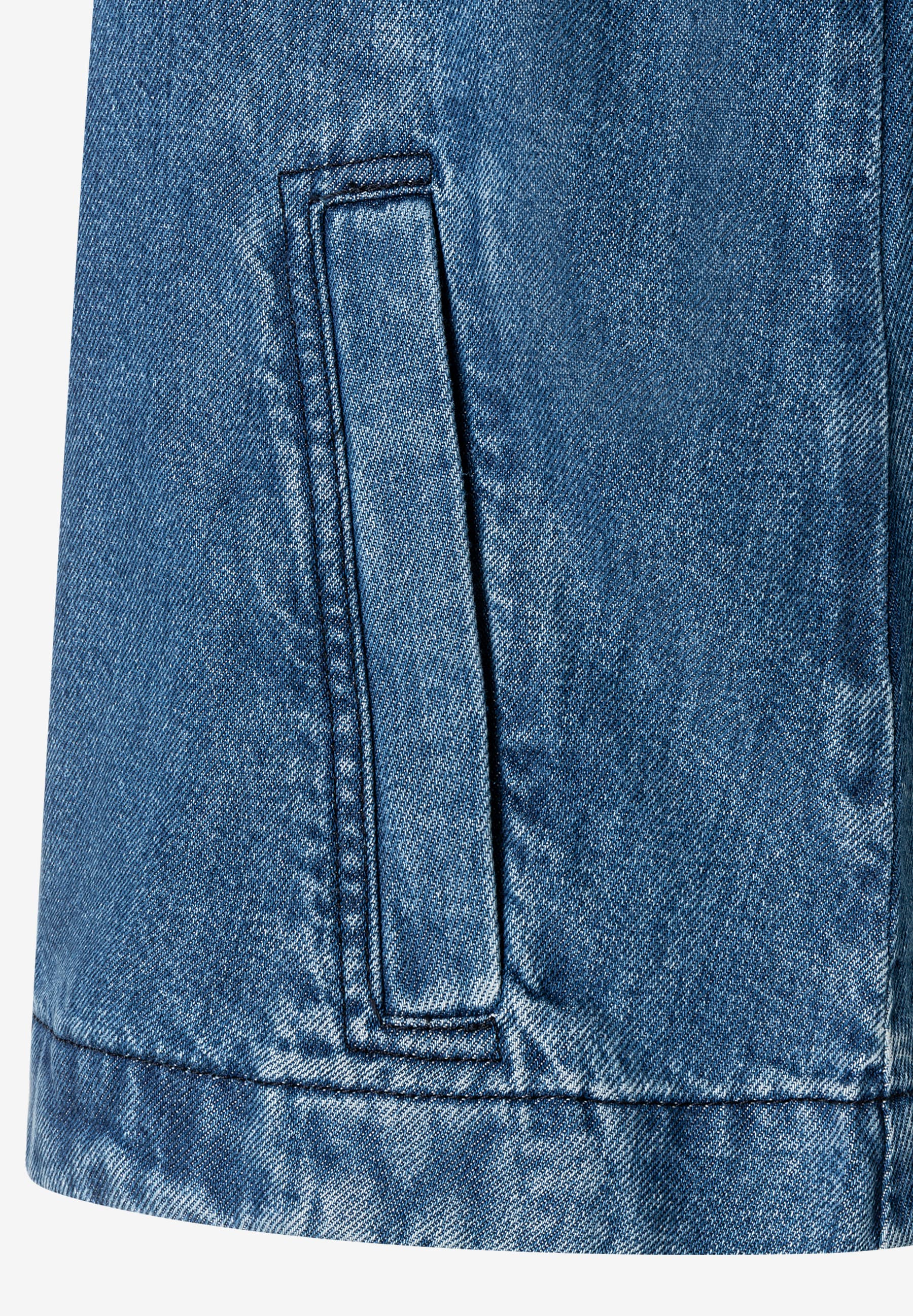 MORE & MORE Jeansjacke aus angenehmem Denim mit aufgesetzter Tasche auf der linken Seite. Unten doppelt genäht. MORE & MORE Jeansjacke aus angenehmem Denim mit aufgesetzter Tasche auf der linken Seite. Unten doppelt genäht.
