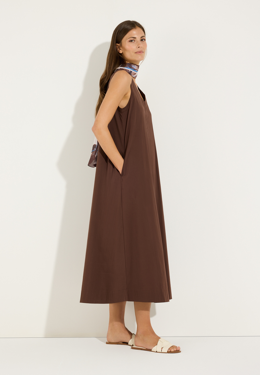 MORE & MORE Maxikleid aus Webware in Braun. Eine Frau trägt das Maxikleid, das durch sein leichtes Material ideal ist. MORE & MORE Maxikleid aus Webware in Braun. Eine Frau trägt das Maxikleid, das durch sein leichtes Material ideal ist.