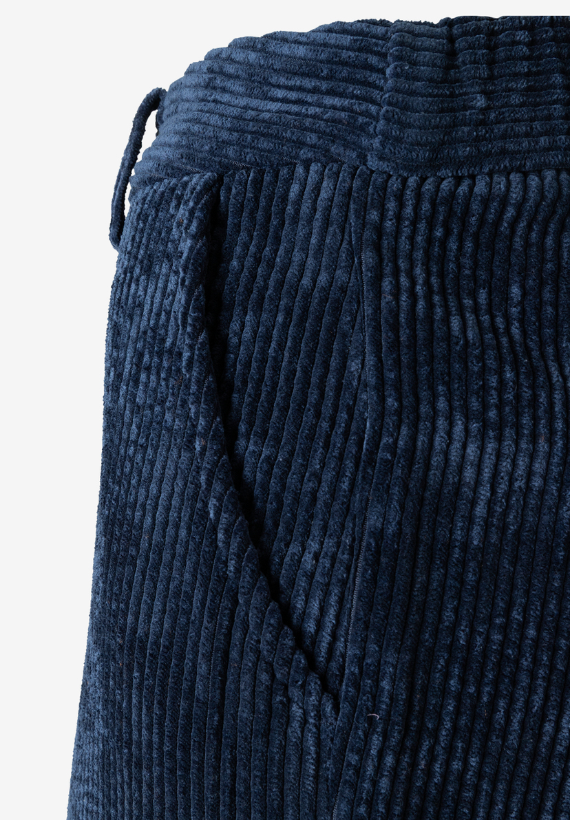MORE & MORE Jeans aus weichem, elastischem Cord in Navy. Detailaufnahme einer Seitentasche. MORE & MORE Jeans aus weichem, elastischem Cord in Navy. Detailaufnahme einer Seitentasche.