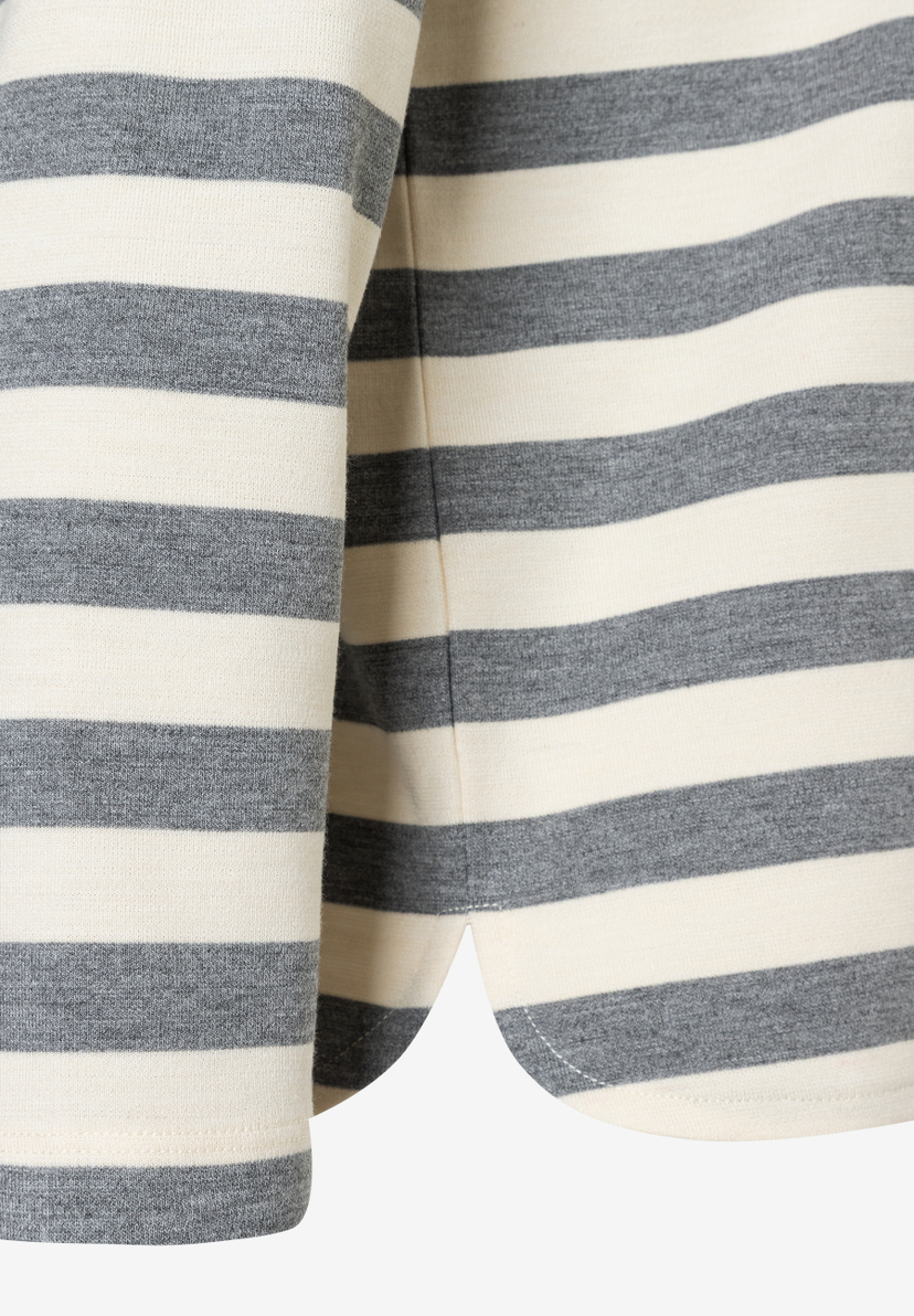 Nahaufnahme eines gestreiften MORE & MORE T-Shirts/Tops mit Jersey-Material für angenehmen Tragekomfort. Nahaufnahme eines gestreiften MORE & MORE T-Shirts/Tops mit Jersey-Material für angenehmen Tragekomfort.