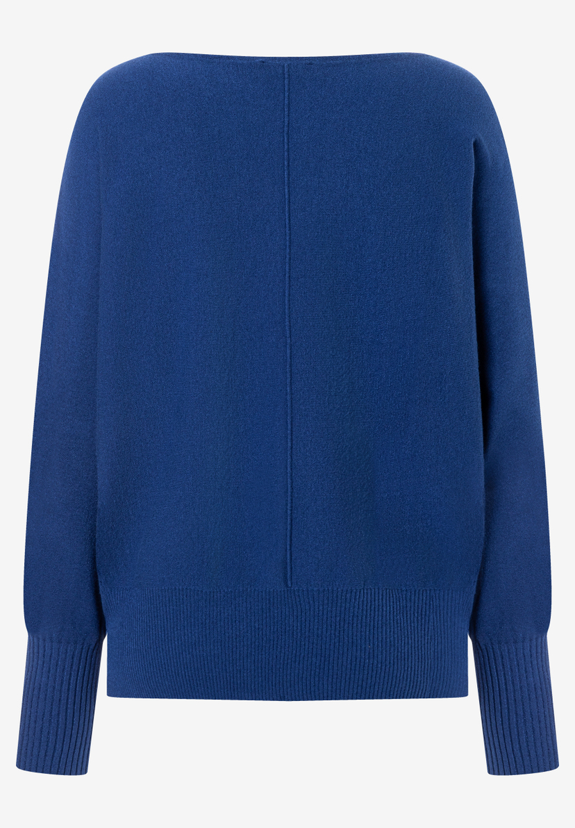 MORE & MORE Feinstrick-Pullover in intensivem Blau. Oversize-Schnitt, U-Boot-Ausschnitt, dezente Mittelnaht, Rippbündchen. MORE & MORE Feinstrick-Pullover in intensivem Blau. Oversize-Schnitt, U-Boot-Ausschnitt, dezente Mittelnaht, Rippbündchen.