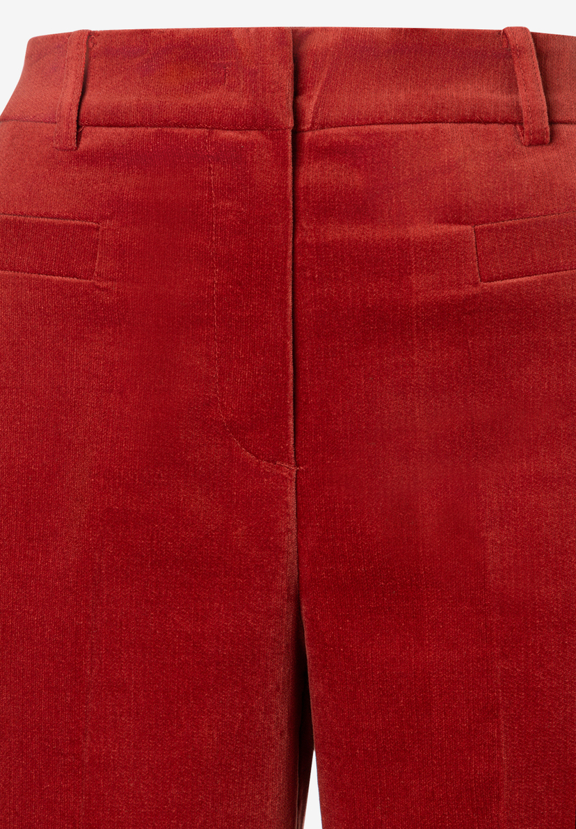 MORE & MORE Samt-Jeans in Rostrot, mit softer Haptik und Stretch-Anteil. Der Bund hat Gürtelschlaufen und paspelierte Taschen.