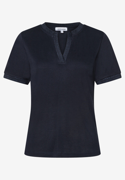 Ein marineblaues MORE & MORE T-Shirt mit V-Ausschnitt und kurzen Ärmeln. Das Material ist Jersey, angenehm, elastisch.