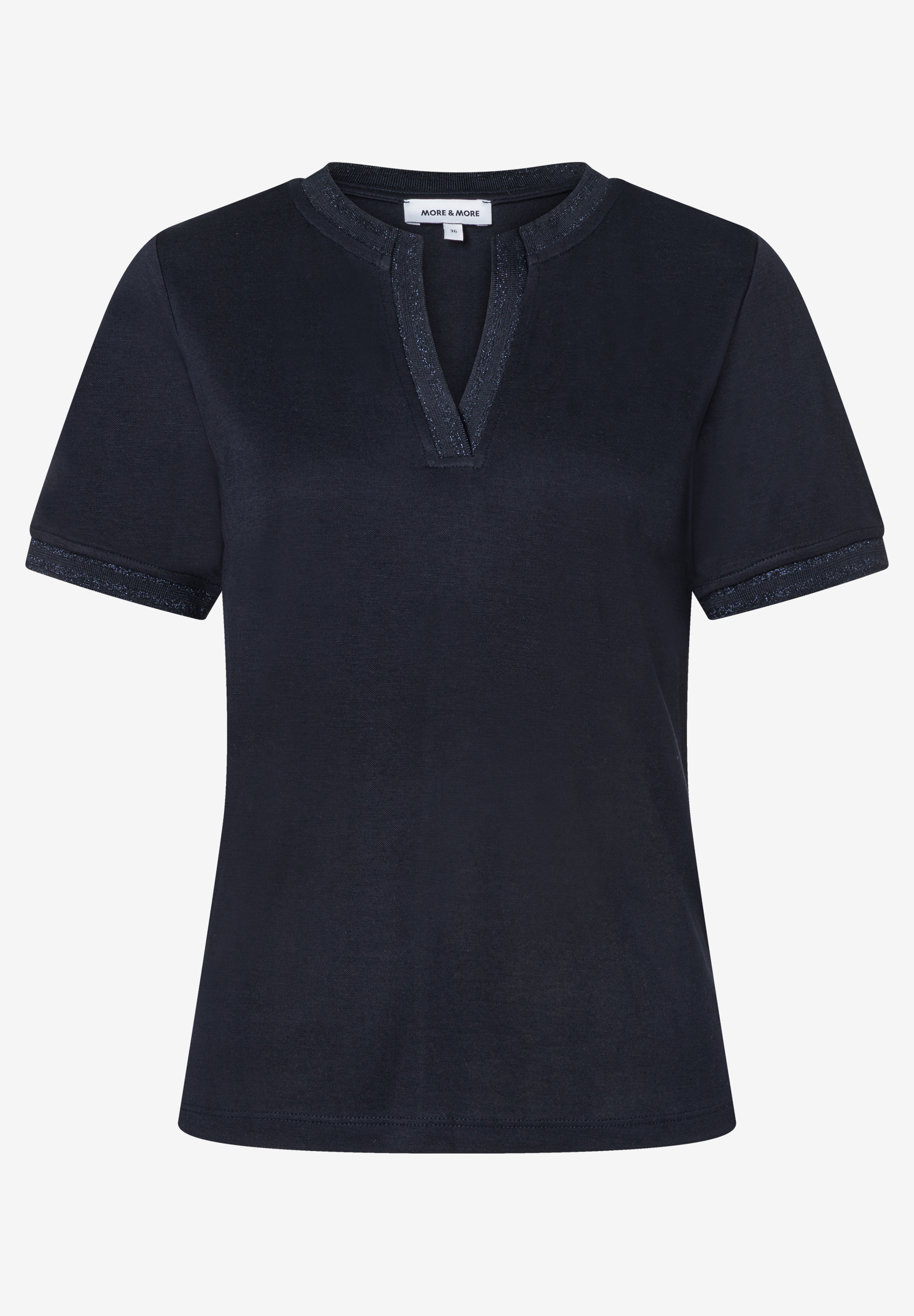 Ein marineblaues MORE & MORE T-Shirt mit V-Ausschnitt und kurzen Ärmeln. Das Material ist Jersey, angenehm, elastisch. Ein marineblaues MORE & MORE T-Shirt mit V-Ausschnitt und kurzen Ärmeln. Das Material ist Jersey, angenehm, elastisch.