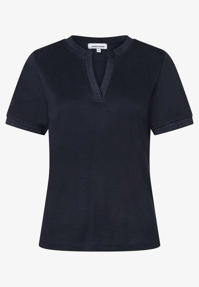 Ein marineblaues MORE & MORE T-Shirt mit V-Ausschnitt und kurzen Ärmeln. Das Material ist Jersey, angenehm, elastisch. Ein marineblaues MORE & MORE T-Shirt mit V-Ausschnitt und kurzen Ärmeln. Das Material ist Jersey, angenehm, elastisch.