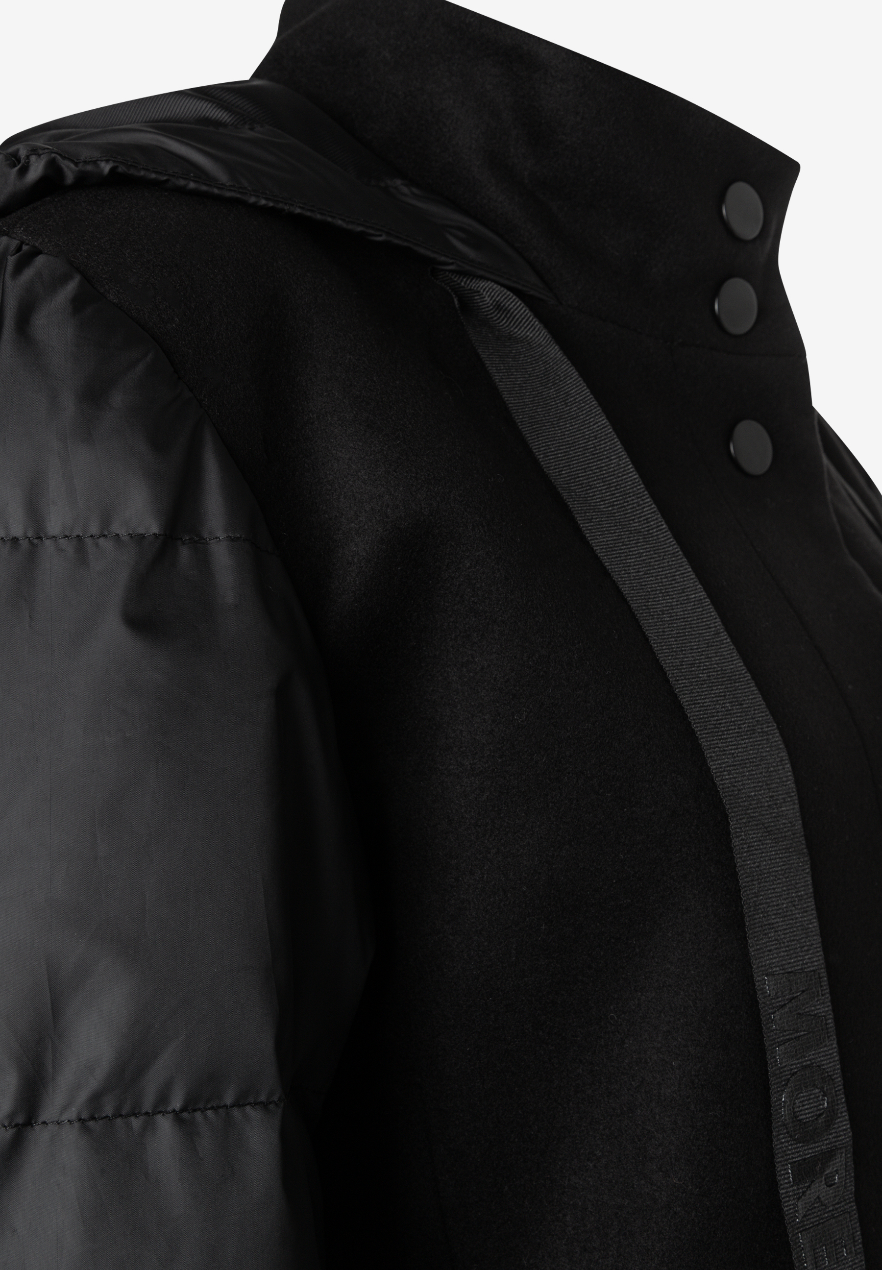 MORE & MORE schwarze Jacke mit Stehkragen und Druckknöpfen. Wattierte Ärmel kontrastieren mit dem Wollstoff.