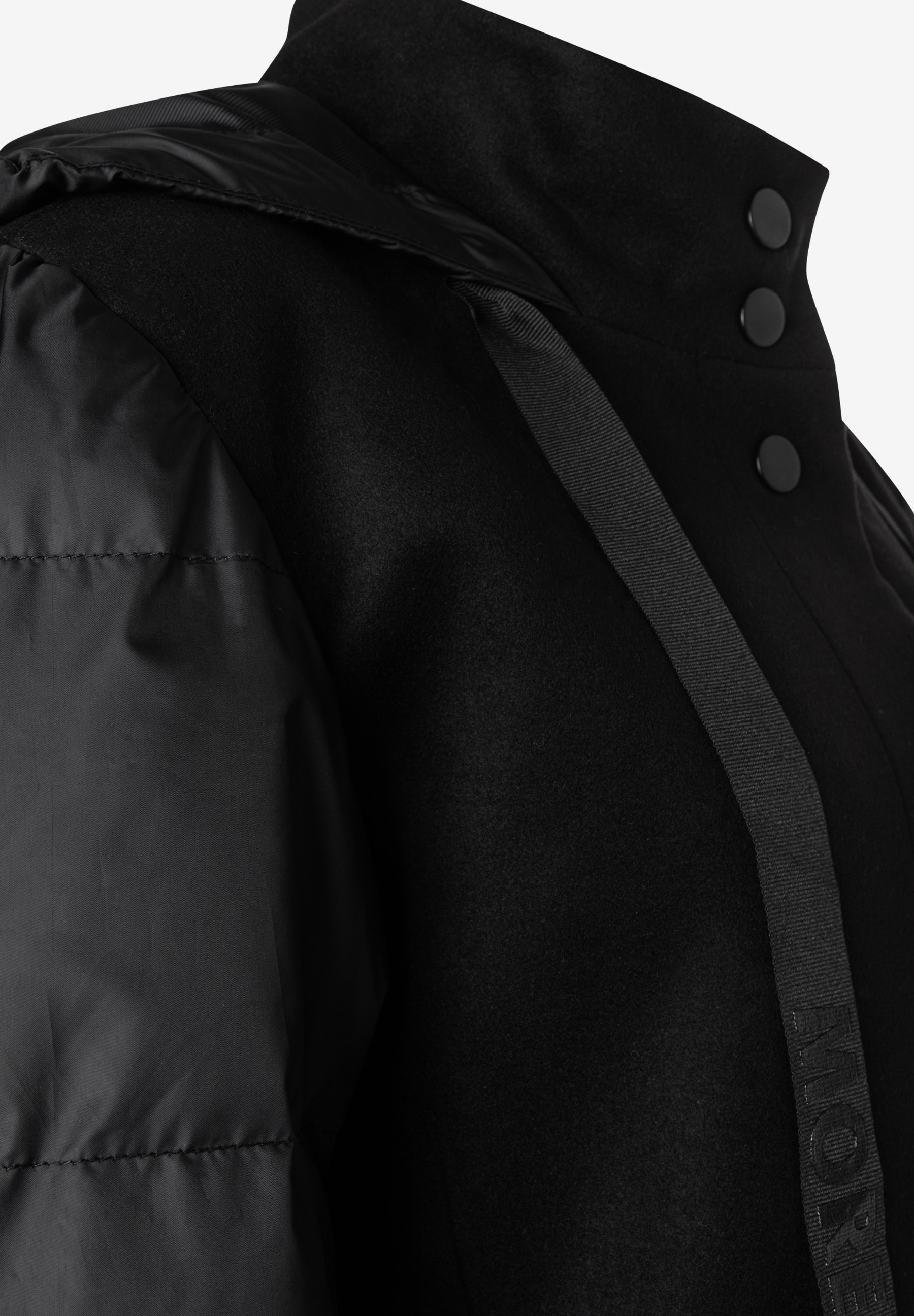 MORE & MORE schwarze Jacke mit Stehkragen und Druckknöpfen. Wattierte Ärmel kontrastieren mit dem Wollstoff. MORE & MORE schwarze Jacke mit Stehkragen und Druckknöpfen. Wattierte Ärmel kontrastieren mit dem Wollstoff.