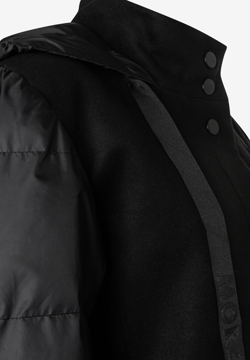 MORE & MORE schwarze Jacke mit Stehkragen und Druckknöpfen. Wattierte Ärmel kontrastieren mit dem Wollstoff. MORE & MORE schwarze Jacke mit Stehkragen und Druckknöpfen. Wattierte Ärmel kontrastieren mit dem Wollstoff.